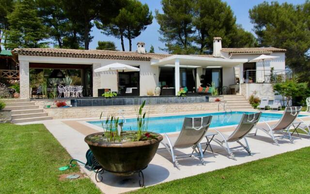 Luxurious villa 4 bedrooms in secluded area, swimming pool