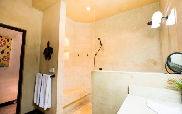 Beachfront Luxury condo with 2 swimming pool
