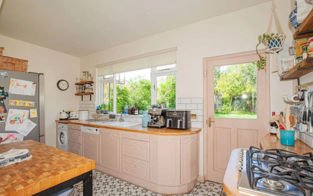 Charming 3BD Oasis 3 Min Walk From Beach Front!
