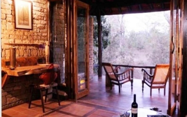 Pugdundee Safaris - Kanha Earth Lodge