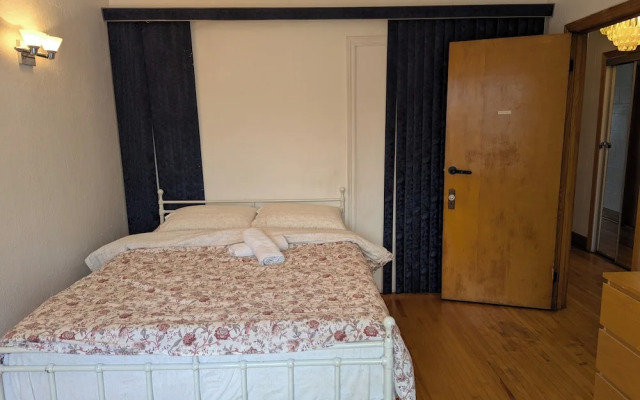 Apartment near Metro Monk Station