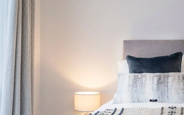 Stylish new Home With Parking - King Beds Garden