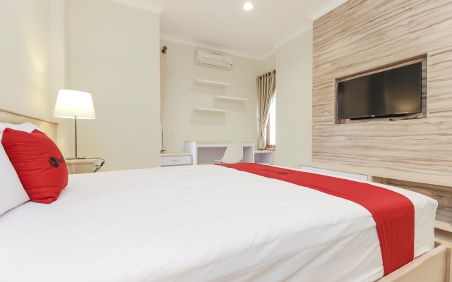 RedDoorz Premium near Ragunan Zoo 2