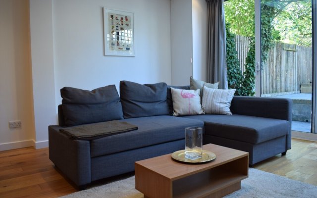 Spacious 2 Bedroom Apartment in South London
