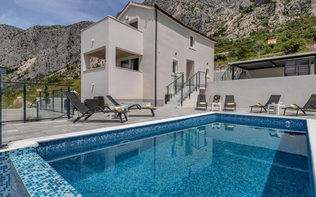 Stunning Villa in Drasnice With Private Pool