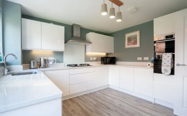 Comfortable 5 Bedroom Detached House With Parking