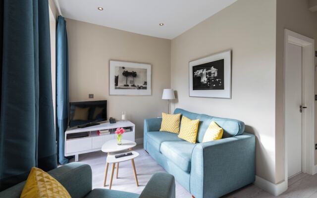 Stylish Fulham Flat With Patio by Underthedoormat