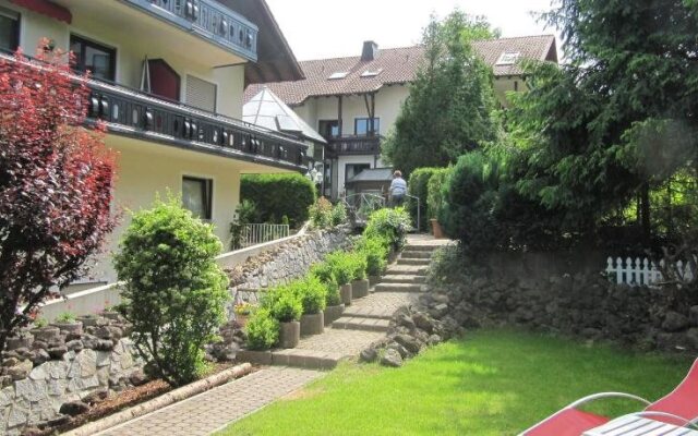 Rebekka mit Haus am Brühl