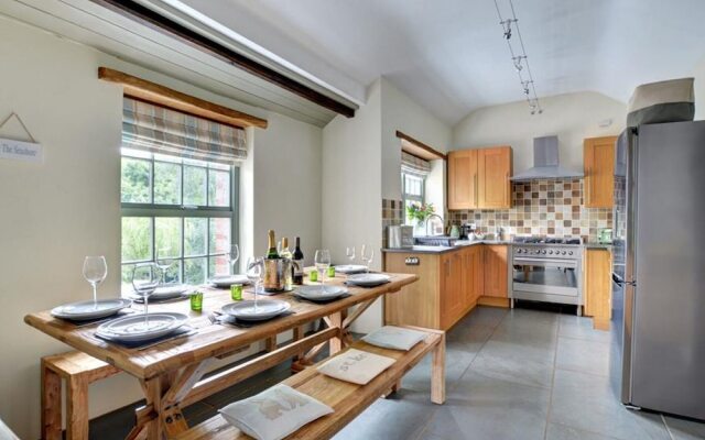 Bright Holiday Home in Saint Kew With Fireplace