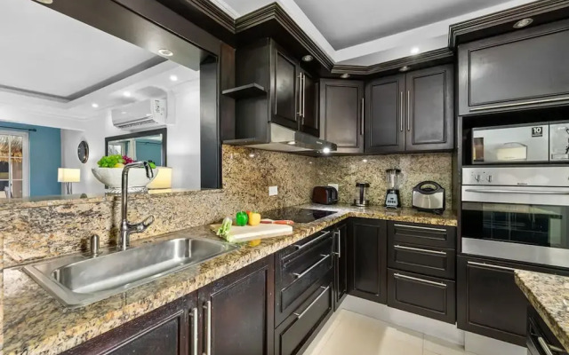 Urban 5BR Private Pool Getaway 10 Min- Bch
