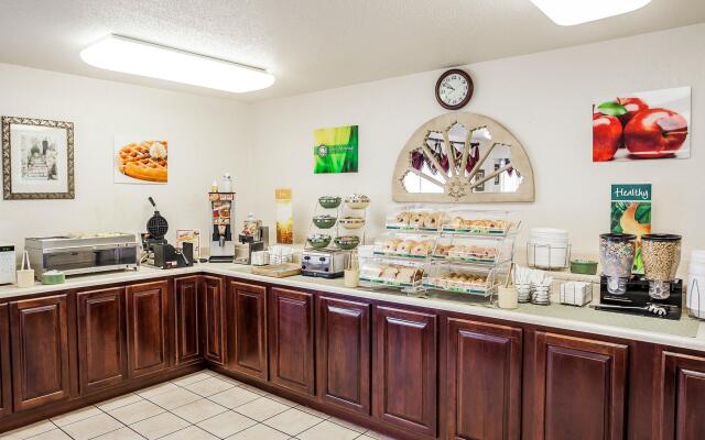 Quality Inn & Suites Des Moines - Merle Hay Road
