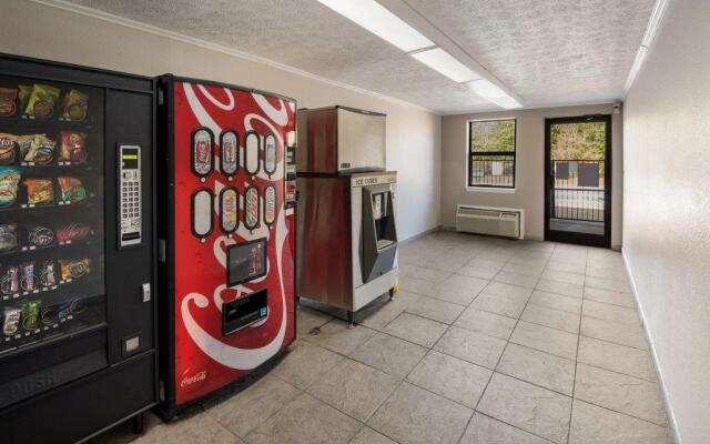 Red Roof Inn & Suites Lexington - Hamburg