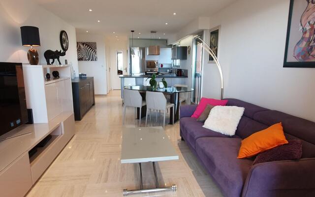 Classy Apartment in Nice with pool and private parking place