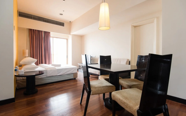 W Studio Resort Suites at Pyramid Tower