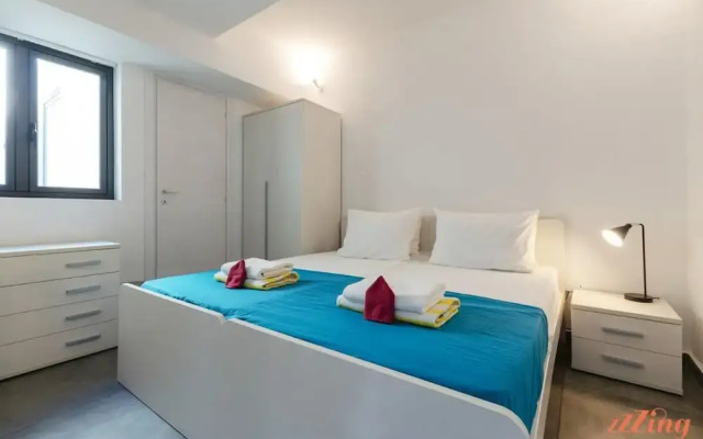 2 Bed Apartment w Distant Sea and Country Views