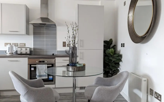 Modern 2 Bed Apt - 15 Mins to Birmingham