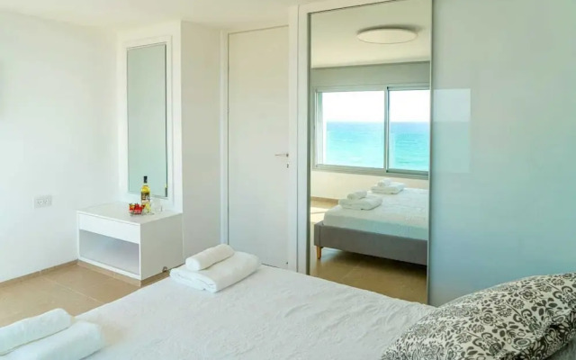 Stunning Beachfront Apt W Epic Sea Views