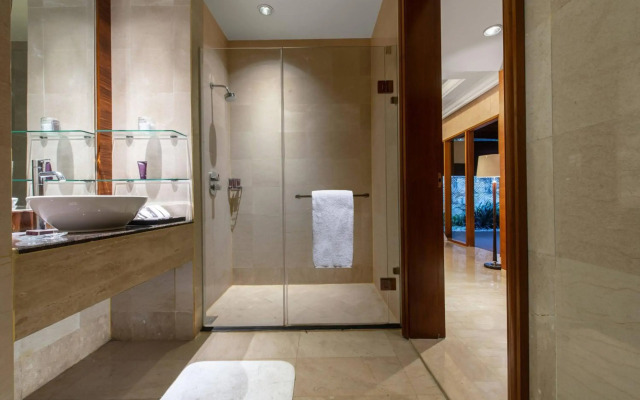 The Ritz-Carlton Jakarta, Mega Kuningan