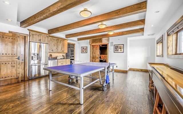 Inuksuk Lodge 4800 sq ft of Excellence