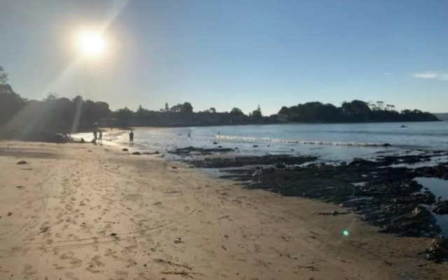 Sunny, 2-bedroom apartment with pool, 200m from Caseys beach