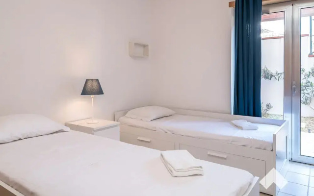 Palm02 · Palm Village Apartment 2 3BD · A/C · Terrace