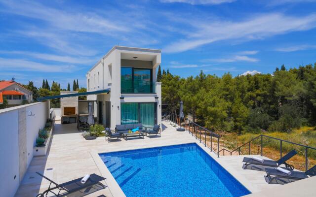 Bondi in Supetar with 4 bedrooms and 4 bathrooms