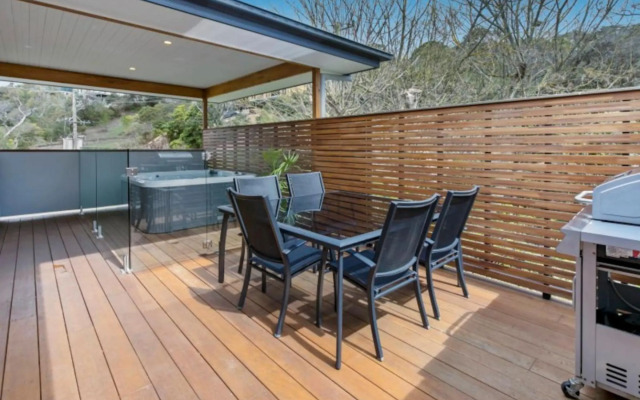 HALE KUPA Rye Beach House Spa Table Tennis