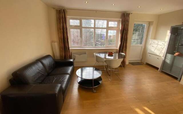 1-bed Unit 10 Minute Drive From Hellfire Caves