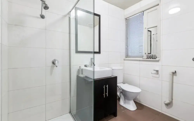 Charming 2-bed Apartment With Fireplace & Parking