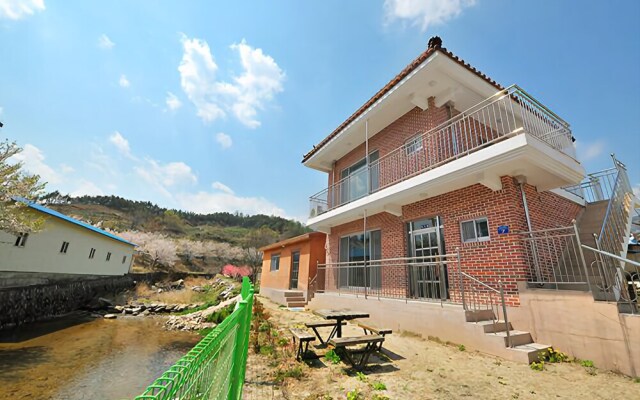Yeongju Pusoksa Maple Road Pension
