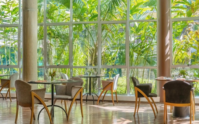 Almenat Embu das Artes, Tapestry Collection by Hilton