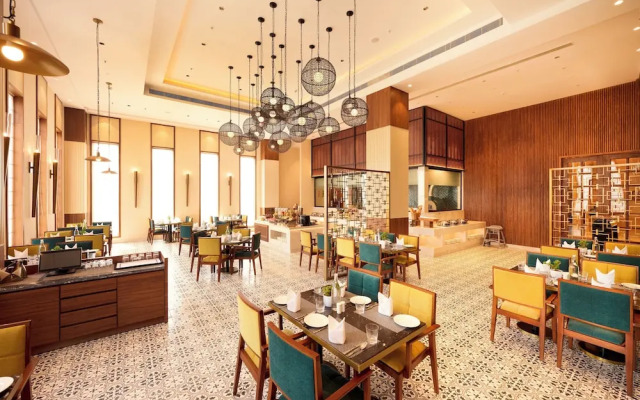 Iris Sarovar Portico