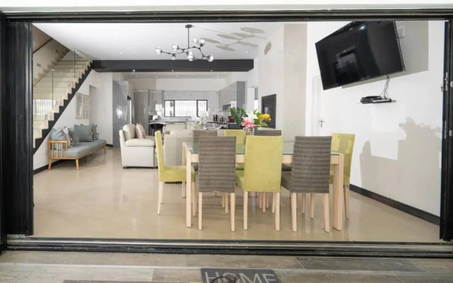 Private Modern 10 bdrm Home tucked away in Sandton