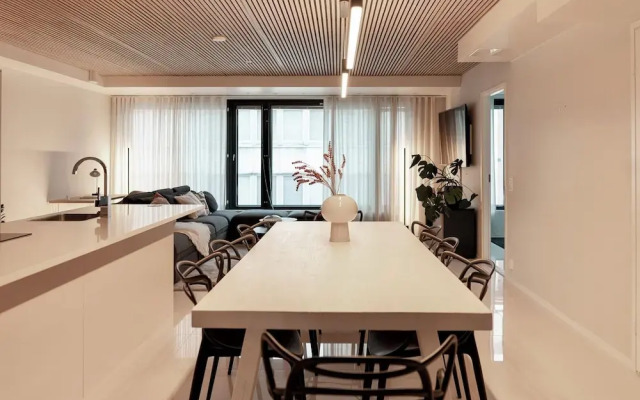 Luxurious 3-Br Apt with Balcony