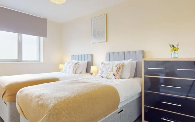 Basildon - 2 Bed Flat - Sleeps 5 - Near Station