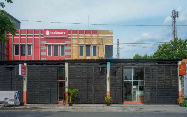 RedDoorz At Kartini Residence Semarang