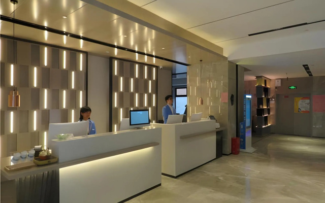 Echarm Hotel (Nanchang Bayi Square Subway Station Wushang MALL)