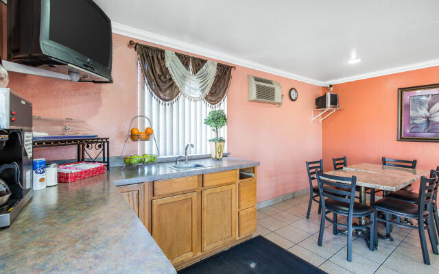 Studio 6 Suites – San Bernardino, CA