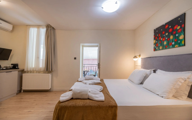 Plaka Arch Suites