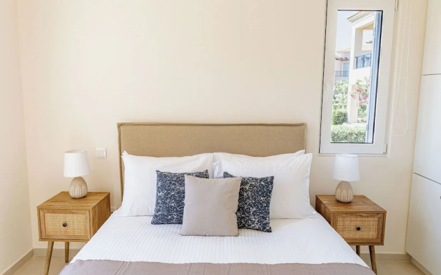 Phaedrus Living: Seaside Thalassa Cretan 102