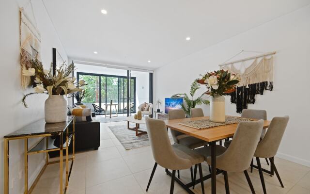 HomeHotel-New & Walking to Shopping, Super Clean