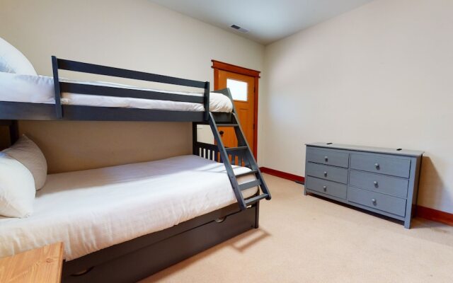 Red Slate Canyon - Modern 2-story Condo