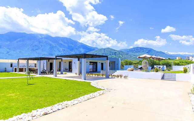 Villa Solaris Heated Pool & Hot Tub