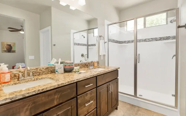 Park View Place 3 Bedroom Home by RedAwning