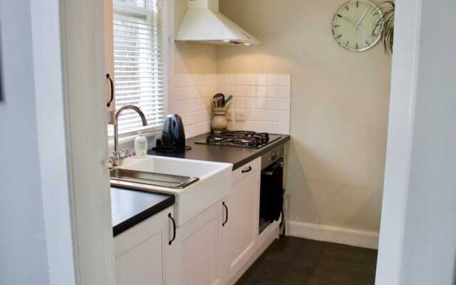 2 Bedroom Flat In Comely Bank