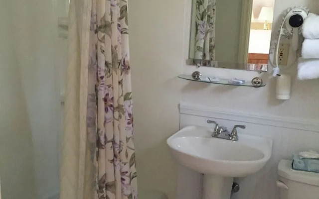 Midway Motel and Cottages