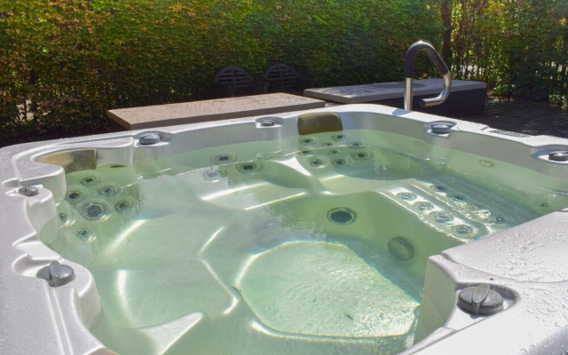 Posh Holiday Home in Alphen with Hot Tub - фото 5