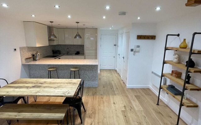 Stunning 3BD Maisonette W/balcony - Old Street!