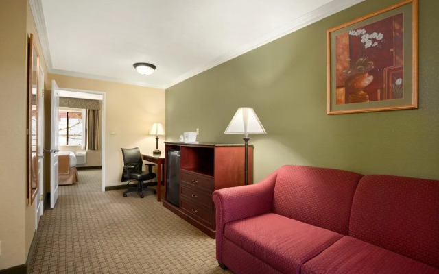 Howard Johnson Inn and Suites Reseda