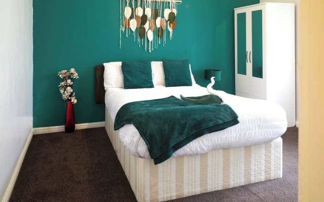 Elegant 5-bedroom Home- Fast Wifi, Free Parking & Netflix